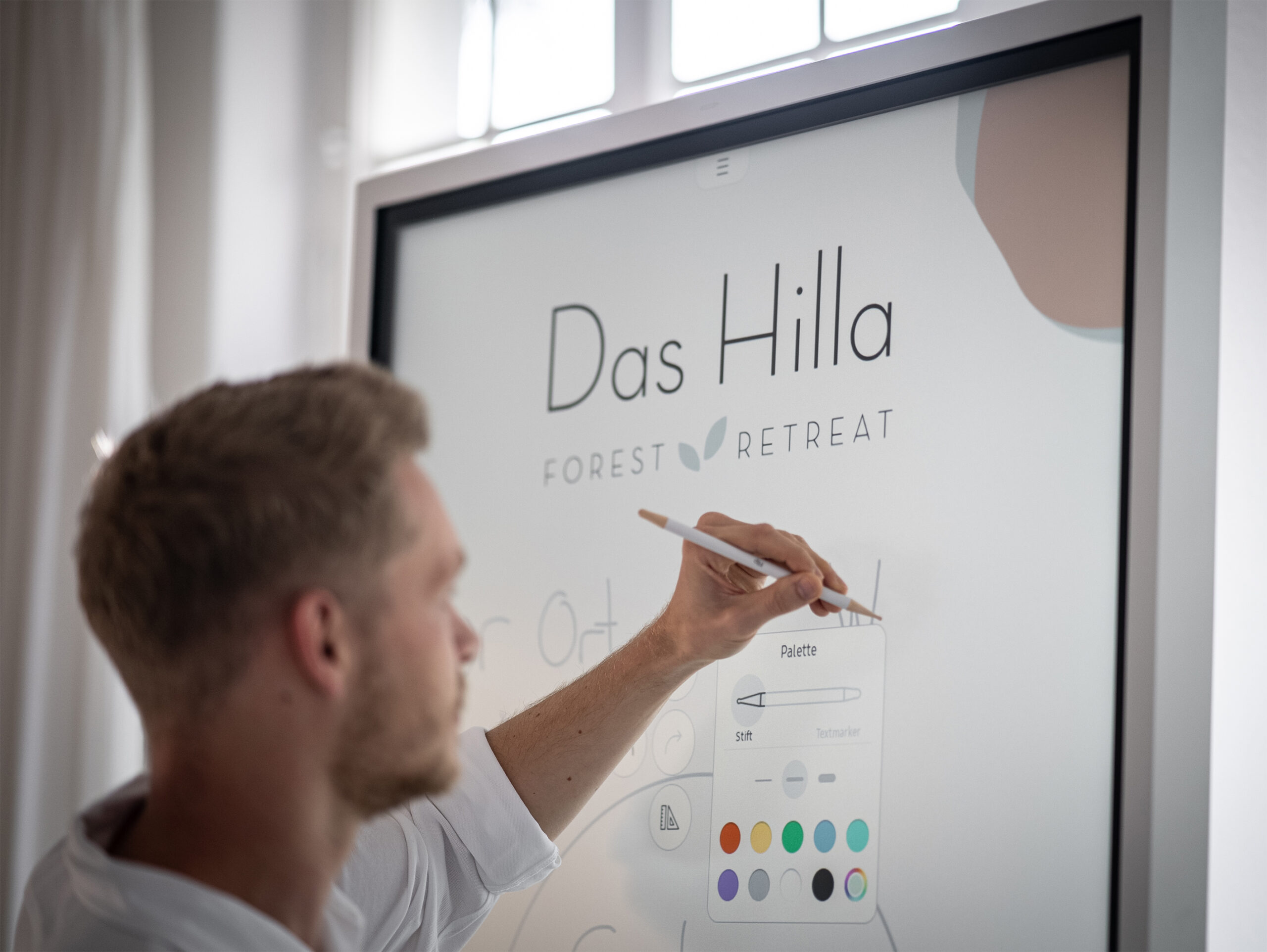 Samsung S-Flip mit "Das Hilla - Forest Retreat" Schriftzug