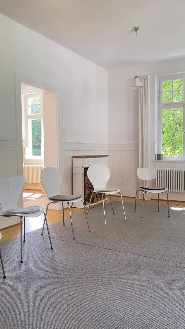 Alles fertig für die nächste Gruppe, die heute anreist. So schön ist es gerade hier oben im Wald- alles ganz grün und der ganze Garten ist am blühen.

Startet gut in die neue Woche! 🌞